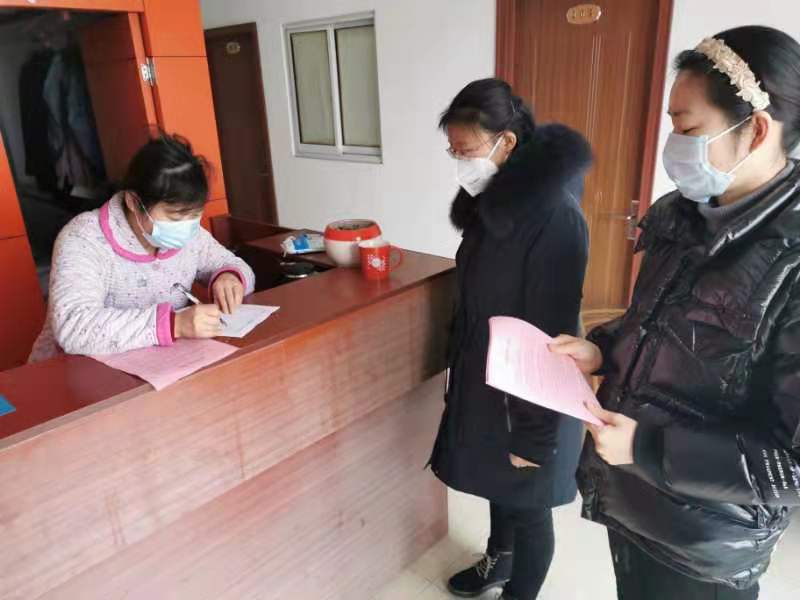 發(fā)放《致經(jīng)營(yíng)戶的一封信》.jpg 發(fā)放《致經(jīng)營(yíng)戶的一封信》.jpg